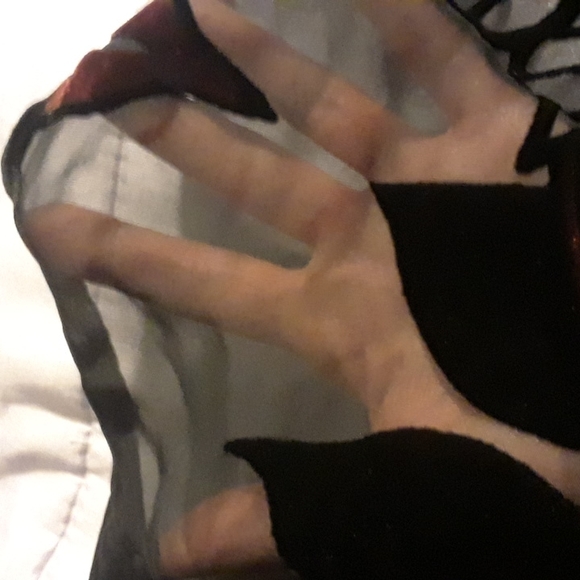 Silk velvet sheer Leaf patterned scarf - Picture 9 of 9